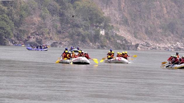 The Uttarakhand high court banned rafting on Ganga waters until a policy is framed to regulate water sports.(HT File Photo)