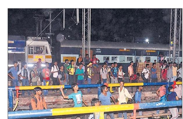 Examinees pelting stones at trains at the Muzaffarpur railway station of north Bihar, late evening on Saturday. (HT photo) Examinees pelting stones at trains at the Muzaffarpur railway station of north Bihar, late evening on Saturday. (HT photo)