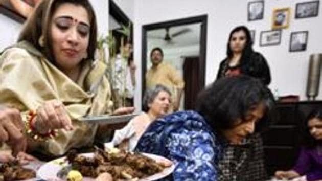 Guests tuck into Ramzan delicacies at an iftar organised by Nazia Erum in Noida. (Arun Sharma/HT Photo)