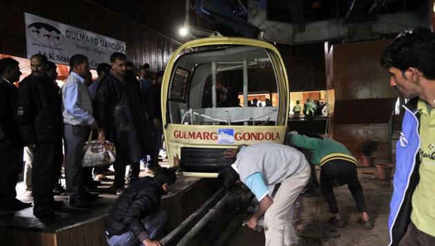 One of the cable cars that were flexed violently when a tree fell on the rope. Seven people in two cars died due to what initial examinations suggest were internal injuries.(Waseem Andrabi/HT Photo)