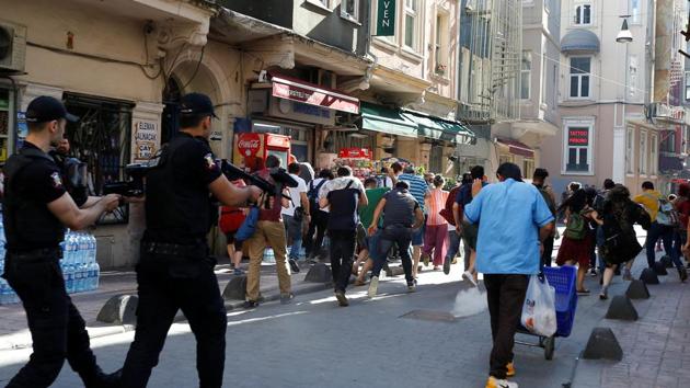 Riot police use rubber pellets to disperse LGBT rights activists as they try to gather for a pride parade, which was banned by the governorship, in central Istanbul, Turkey, June 25, 2017. (REUTERS Photo) Riot police use rubber pellets to disperse LGBT rights activists as they try to gather for a pride parade, which was banned by the governorship, in central Istanbul, Turkey, June 25, 2017. (REUTERS Photo)