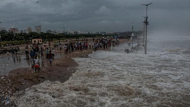 Mumbaiites flock to the site of the world’s largest beach clean-up in Versova to enjoy a day by the sea. (Satish Bate/HT) 