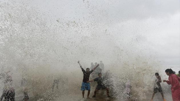 Mumbaiites flocked to the seaside to enjoy cool gusts of wind as temperatures dropped. (Anshuman Poyrekar/HT) 