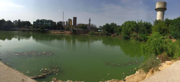Used of unauthorised tube wells has led to a depletion in the level of water in a pond in Gurgaon’s Sukhrali village. (Parveen Kumar/HT PHOTO) Used of unauthorised tube wells has led to a depletion in the level of water in a pond in Gurgaon’s Sukhrali village. (Parveen Kumar/HT PHOTO)