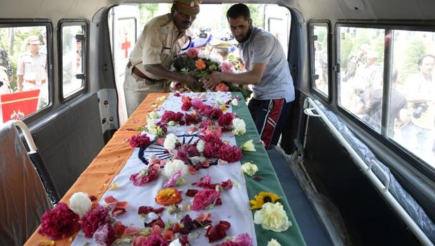Indian paramilitary soldiers cover the coffin of a colleague with flowers following a wreath laying ceremony in Srinagar on June 24, 2017. Suspected rebels attacked a Central Reserve Police Force (CRPF) vehicle, killing one paramilitary soldier and injuring another solider and a civilian on June 23. (AFP Photo) Indian paramilitary soldiers cover the coffin of a colleague with flowers following a wreath laying ceremony in Srinagar on June 24, 2017. Suspected rebels attacked a Central Reserve Police Force (CRPF) vehicle, killing one paramilitary soldier and injuring another solider and a civilian on June 23. (AFP Photo)