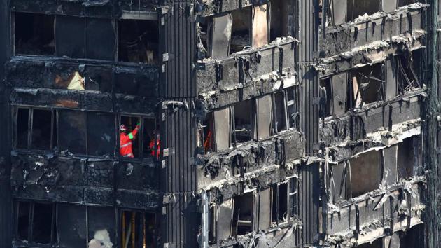 Members of the emergency services work inside burnt out remains of the Grenfell apartment tower in North Kensington, London, Britain, June 18, 2017. (Neil Hall/REUTERS)