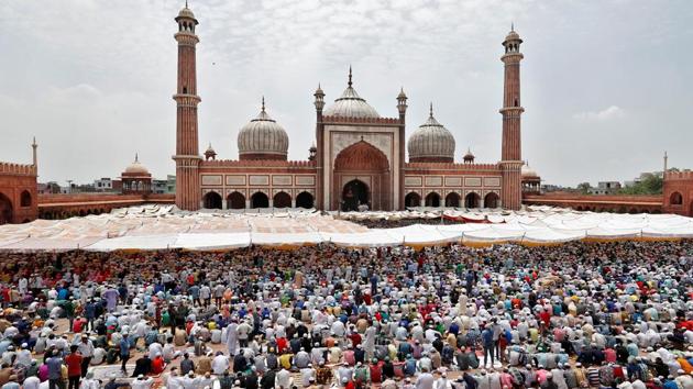 Muslims offer prayers during Jumat-ul-Vida, or the last Friday of the holy fasting month of Ramadan, inside Jama Masjid (Grand Mosque) in the old quarters of Delhi, India on June 23, 2017. (Cathal McNaughton/REUTERS)
