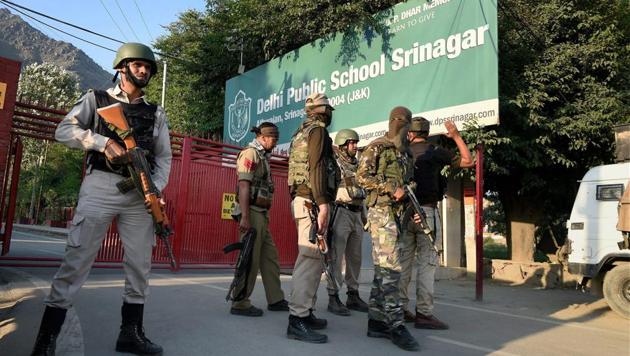 Special task force of police outside DPS Srinagar where the encounter took place on Sunday.(PTI) Special task force of police outside DPS Srinagar where the encounter took place on Sunday.(PTI)