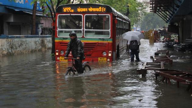 Partially submerged buses were a common sight near Vandana Cinema in Thane. (Praful Gangurde/HT) 