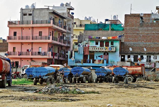 With Gurgaon’s water table falling with every passing year, private tanker operators are raking in the moolah by extracting groundwater from borewells illegally and selling it to residents.(Parveen Kumar/HT PHOTO) With Gurgaon’s water table falling with every passing year, private tanker operators are raking in the moolah by extracting groundwater from borewells illegally and selling it to residents.(Parveen Kumar/HT PHOTO)
