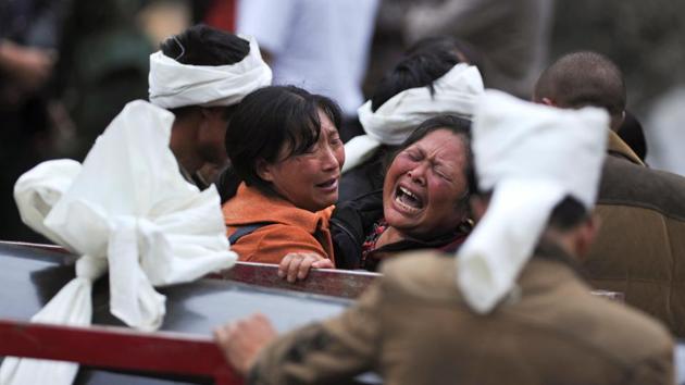 Women react at the site of a landslide, in the village of Xinmo, Sichuan Province, China on June 25, 2017. (REUTERS)