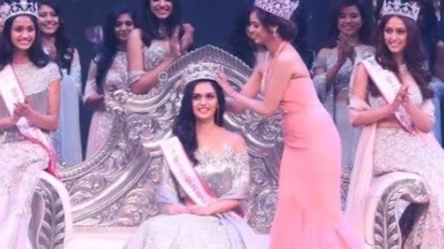 Medical student Manushi Chhillar being crowned Femina Miss India World 2017 at the event on Sunday.(YouTube)