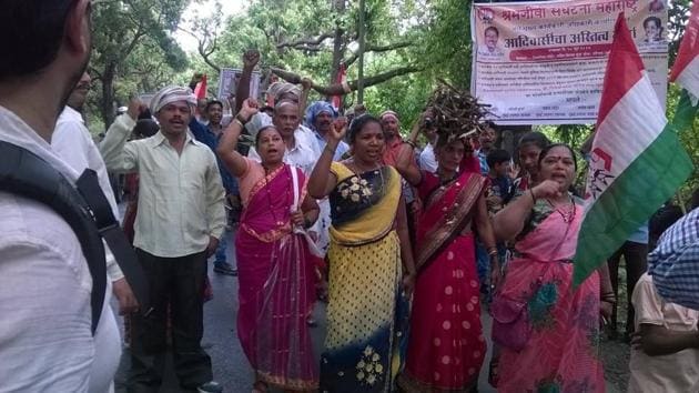 Tribals protest against SRA scheme in Mumbai’s Aarey Milk Colony.(HT FILE)