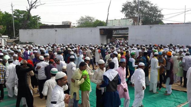 People gather at a mosque in Chhatarpur, MP, wearing black bands.(HT photo)