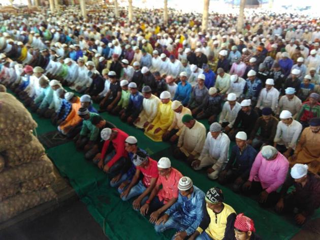 Turbhe’s Muslims congregate at the APMC market. (Bachchan Kumar) Turbhe’s Muslims congregate at the APMC market. (Bachchan Kumar)