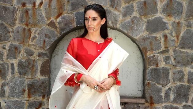 Her Mughal nath and shauqband (hand harness) by Apala By Sumit give her look the perfect Eid twist. (HT Photo/ Shara Ashraf ; styling: shara ashraf ; ) 