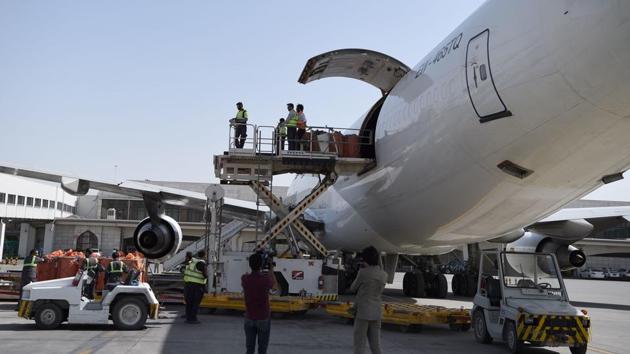 Afghan airport workers load the first cargo plane bound for India after the opening of the first Afghan-India air corridor ceremony in Kabul on June 19, 2017. (AFP File Photo) Afghan airport workers load the first cargo plane bound for India after the opening of the first Afghan-India air corridor ceremony in Kabul on June 19, 2017. (AFP File Photo)