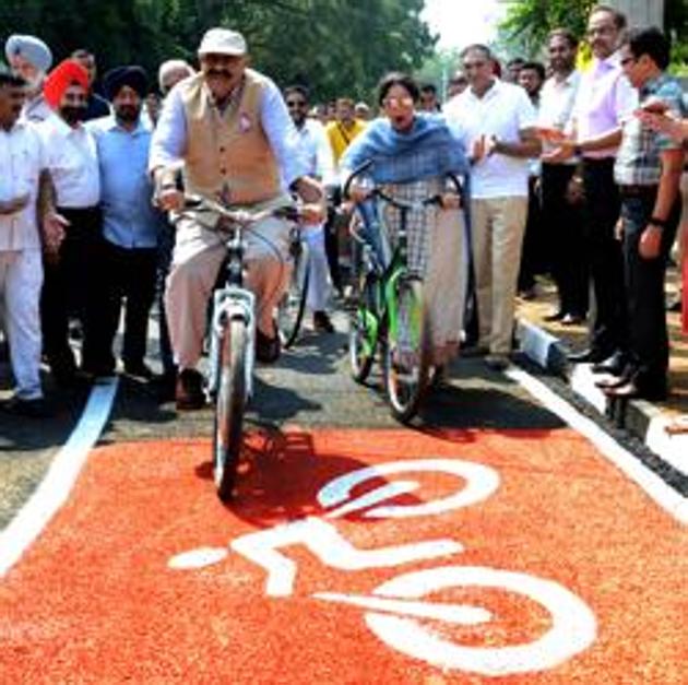 Punjab governor VP Singh Badnore, who is particularly keen to encourage people to take up cycling, is seen here with MP Kirron Kher inaugurating a cycle track in Sector 8, Chandigarh.(Hindustan Times)