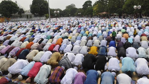 Muslims offering namaz on the occasion of Eid-ul-Fitr in Chandigarh on Monday.Eid-ul-Fitr depends on the sighting of the moon and sometimes celebrated on different days in different parts of the world and the date varies from year to year. (Karun Sharma/HT Photo) 