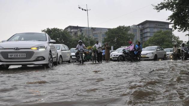 The Piccadilly roundabout in Sector 34 gets inundated the moment it rains heavily. This was the scene at the roundabout on June 19.(Karun Sharma/HT Photo)
