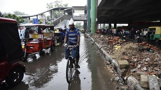 Waterlogging on both sides of the road at the Govindpuri metro station is common . (Burhaan Kinu/HT PHOTO) Waterlogging on both sides of the road at the Govindpuri metro station is common . (Burhaan Kinu/HT PHOTO)