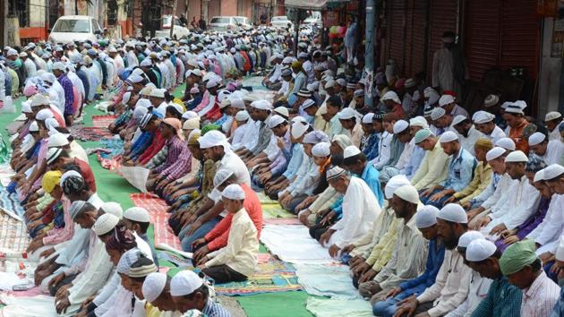 Muslims offering namaz on the occasion of Eid-ul-Fitr in Ludhiana on Monday. On the morning of Eid, after breakfast, Muslims offer prayers at mosques to pray for the salvation of departed family members. (Jagtinder Singh Grewal /HT Photo) Muslims offering namaz on the occasion of Eid-ul-Fitr in Ludhiana on Monday. On the morning of Eid, after breakfast, Muslims offer prayers at mosques to pray for the salvation of departed family members. (Jagtinder Singh Grewal /HT Photo)
