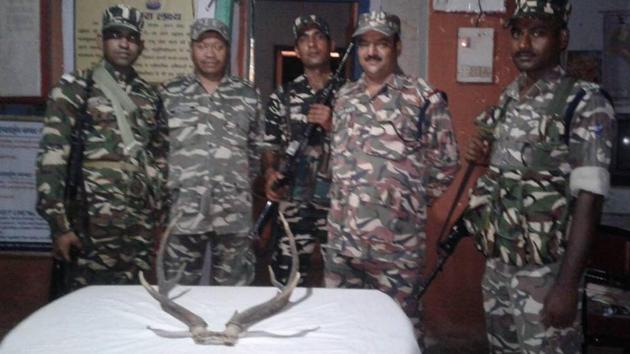 SSB officials with the seized deer horn. (HT photo)