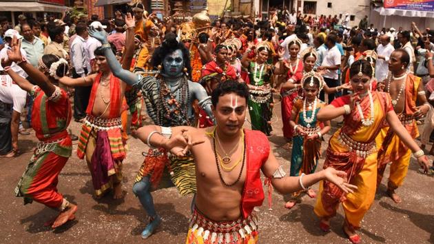 Odissi dancers and devotees in costumes depicting Hindu gods perform during the Rath Yatra festival in Puri. (Arabinda Mahapatra/HT Photo) Odissi dancers and devotees in costumes depicting Hindu gods perform during the Rath Yatra festival in Puri. (Arabinda Mahapatra/HT Photo)