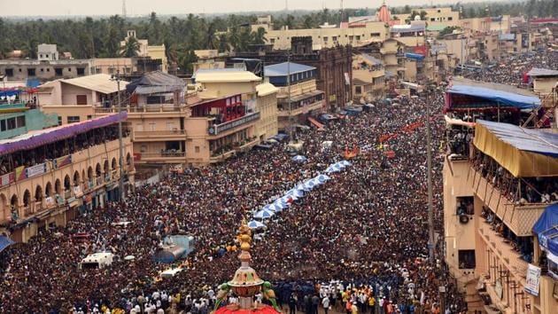 Devotees gather in the street at Bada Danda in Puri to witness the grand ceremonial procession during Rath Yatra festival. The festival commemorates Lord Jagannath’s annual visit to Gundicha Temple. (Arabinda Mahapatra/HT Photo) Devotees gather in the street at Bada Danda in Puri to witness the grand ceremonial procession during Rath Yatra festival. The festival commemorates Lord Jagannath’s annual visit to Gundicha Temple. (Arabinda Mahapatra/HT Photo)