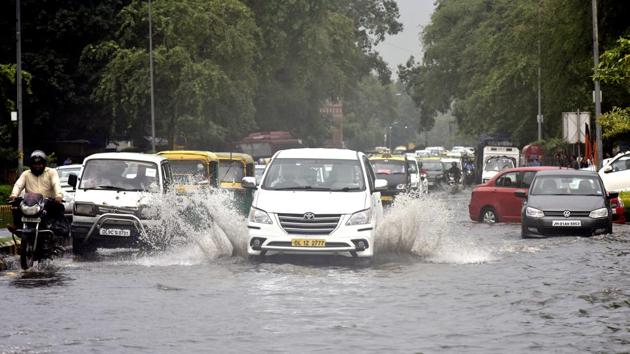 Vehicles pass through a water-logged street at Baba Kharak Singh Marg in New Delhi on June 21.(Ravi Choudhary/HT PHOTO) Vehicles pass through a water-logged street at Baba Kharak Singh Marg in New Delhi on June 21.(Ravi Choudhary/HT PHOTO)