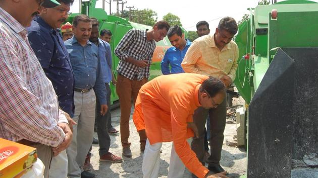 Mayor Suresh Chandra Awasthi inaugrating a project.(HT Photo)