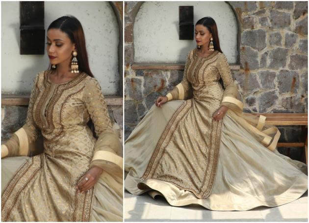 Model Devika Das’s wears a gold-beige skirt and kurti teamed with temple inspired earrings. (HT Photo/ Shara Ashraf; Styling: Shara Ashraf ) Model Devika Das’s wears a gold-beige skirt and kurti teamed with temple inspired earrings. (HT Photo/ Shara Ashraf; Styling: Shara Ashraf )