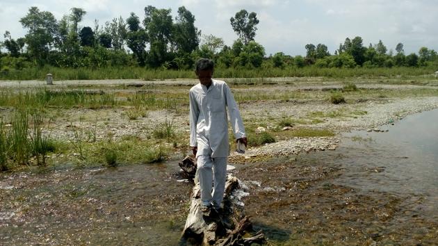 A villager crosses a dry rivulet of the Gaula river to reach the village popularly known as ‘Sri Lanka’. (HT Photo) A villager crosses a dry rivulet of the Gaula river to reach the village popularly known as ‘Sri Lanka’. (HT Photo)