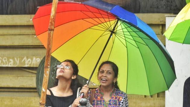 Two women take cover at Shivaji Park, Dadar.(Anshuman Poyrekar/HT)