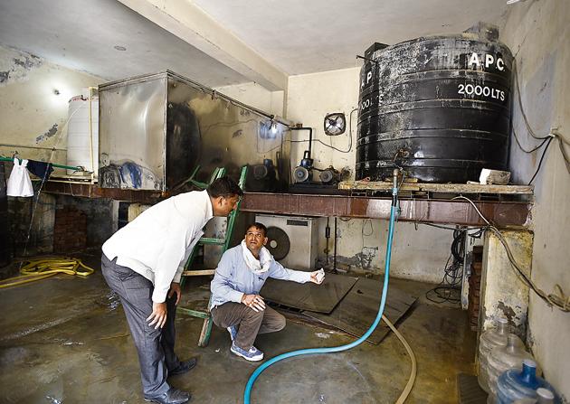 The team entered into the premises of the illegal units and put a seal on the borewell so that groundwater cannot be extracted any more. They also disconnected the pipeline linked to the bore well. (Sanjeev Verma/HT PHOTO) The team entered into the premises of the illegal units and put a seal on the borewell so that groundwater cannot be extracted any more. They also disconnected the pipeline linked to the bore well. (Sanjeev Verma/HT PHOTO)