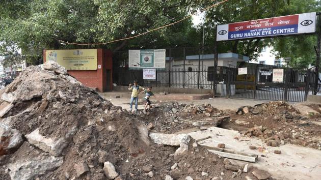 Despite claims by Public Works Department (PWD), which comes under the Delhi government, that it has made all roads free of potholes, work on several stretches is still on. (Arvind Yadav/HT Photo) Despite claims by Public Works Department (PWD), which comes under the Delhi government, that it has made all roads free of potholes, work on several stretches is still on. (Arvind Yadav/HT Photo)