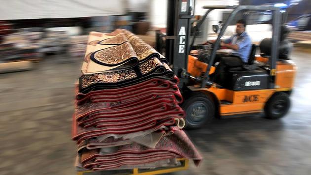 Carpet manufacturing is now also done with mechanised looms and design layout softwares which greatly reduce the time and effort in making these intricate decor pieces. (Nitin Kanotra/HT Photo) Carpet manufacturing is now also done with mechanised looms and design layout softwares which greatly reduce the time and effort in making these intricate decor pieces. (Nitin Kanotra/HT Photo)