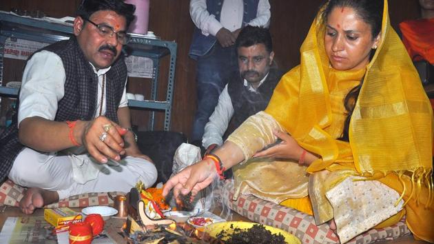 Newly elected Shimla mayor Kusum Sadrate performing ‘havan’ on her first day in office on Tuesday. (Deepak Sansta/HT Photo) Newly elected Shimla mayor Kusum Sadrate performing ‘havan’ on her first day in office on Tuesday. (Deepak Sansta/HT Photo)