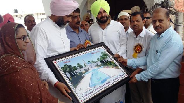 The management committee of a mosque honouring cabinet ministers (from left) Razia Sultana, Manpreet Singh Badal and Navjot Singh Sidhu in Malerkotla on Monday.(HT Photo)