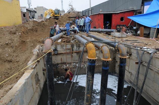 The Badshahpur drain expansion project, which is key to avoiding backflow to Hero Honda Chowk and the Gurgaon expressway during monsoon, is stuck owing to a displacement issue. (Parveen Kumar/HT FILE) The Badshahpur drain expansion project, which is key to avoiding backflow to Hero Honda Chowk and the Gurgaon expressway during monsoon, is stuck owing to a displacement issue. (Parveen Kumar/HT FILE)