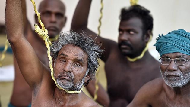 Farmers stage a protest demanding government sops to prevent farmer suicides in Tamil Nadu. In Maharashtra, farmers are demanding better terms for the state’s loan waiver scheme. (Raj K Raj/HT File Photo) Farmers stage a protest demanding government sops to prevent farmer suicides in Tamil Nadu. In Maharashtra, farmers are demanding better terms for the state’s loan waiver scheme. (Raj K Raj/HT File Photo)