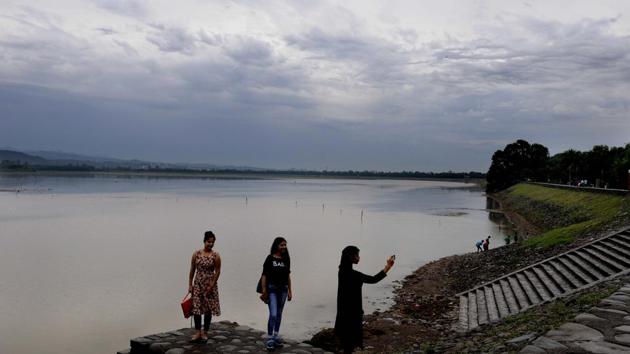 Girls taking a selfie at Sukhna Lake. (Keshav Singh/HT)
