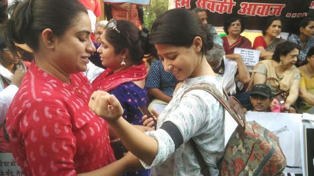 Youngsters tie black bands on their arms at GPO in Lucknow.(Subhankar Chakraborty/HT)