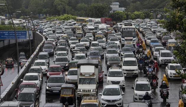 Traffic jam on Western Express Highway after the heavy showers on Tuesday.(Satish Bate/HT Photo)