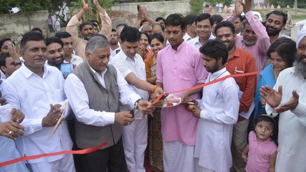 During a small function at the spot on Wednesday, Ghaziabad MP General (retired) VK Singh inaugurated the revival project. (Sakib Ali/HT Photo) During a small function at the spot on Wednesday, Ghaziabad MP General (retired) VK Singh inaugurated the revival project. (Sakib Ali/HT Photo)