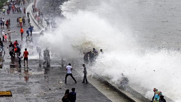 Mumbai rains: High tide at Marine Drive washes girl away, boy missing ...