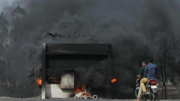 A toll booth set on fire by the agitating farmers on the Mhow- Neemuch highway in Mandsaur, Madhya Pradesh. (HT file) A toll booth set on fire by the agitating farmers on the Mhow- Neemuch highway in Mandsaur, Madhya Pradesh. (HT file)