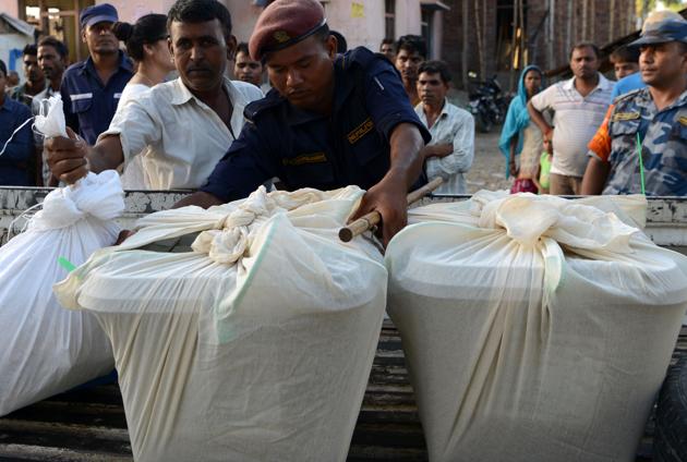 Nepali police load sealed ballot boxes after polling stations close in Nepalgunj, 510 km from Kathmandu. (AFP) Nepali police load sealed ballot boxes after polling stations close in Nepalgunj, 510 km from Kathmandu. (AFP)