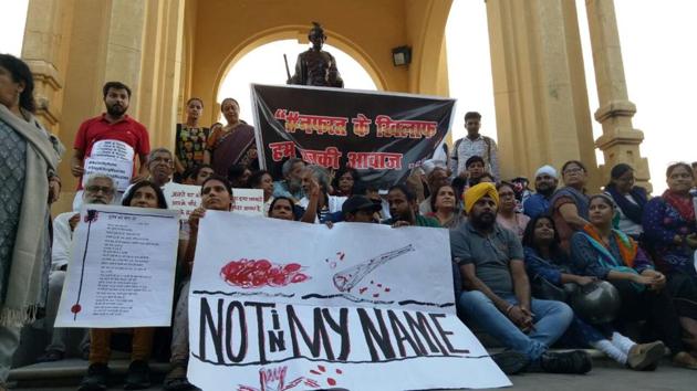 People stage demonstrations at Gandhi Pratima in Lucknow, blame the government for being silent on the issue. (Deepak Gupta / HT Photo) People stage demonstrations at Gandhi Pratima in Lucknow, blame the government for being silent on the issue. (Deepak Gupta / HT Photo)