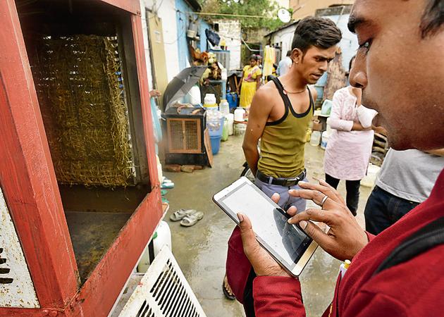 Workers of SDMC’s malaria department use a mobile tablet to note down information at Kishangarh village near Vasant Kunj in New Delhi.(Vipin Kumar/HT File Photo)